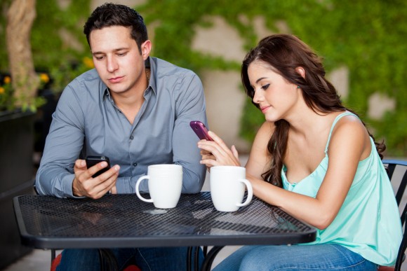 デートなのに会話がない 沈黙を切り抜けるためのテクニック5つ 恋愛up