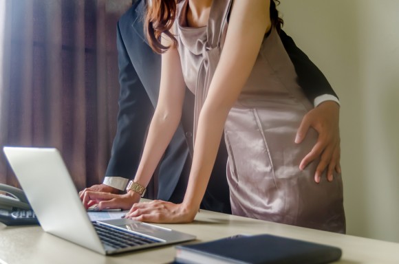 好意 ボディタッチする男性心理 部位別 触ってくるホンネ6つ 恋愛up